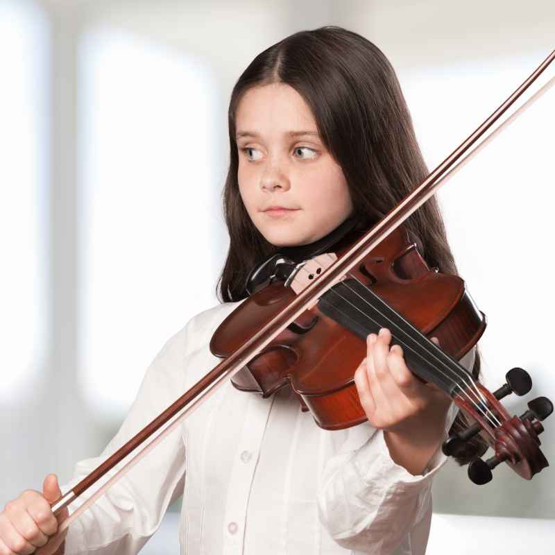 Music student taking private 1 on 1 viola lessons